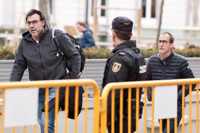 Joseba García (a la izquierda), hermano de Koldo García, y  el empresario Íñigo Rotaeche, a la salida de la Audiencia Nacional este jueves. 