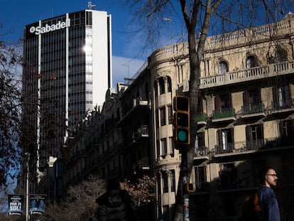 Fachada de la antigua sede del Banco Sabadell en la Avenida Diagonal de Barcelona.