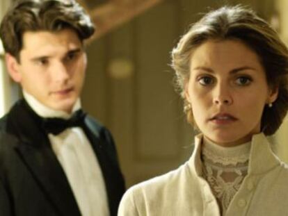 Yon González y Amaia Salamanca, en la segunda temporada de 'Gran Hotel'