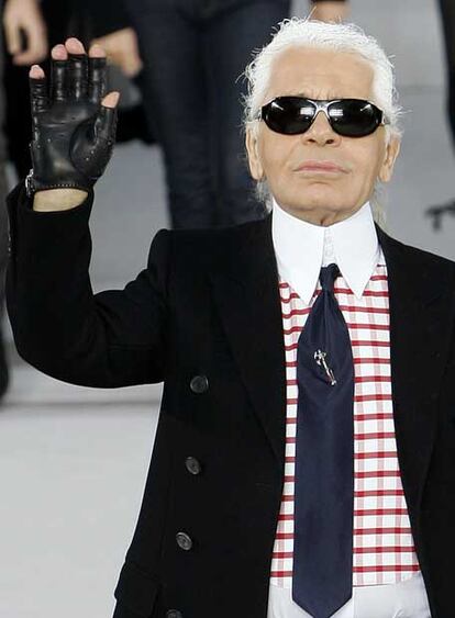 Para cerrar el desfile, el diseñador Lagerfeld salió a saludar a su público seguido por su equipo de
colaboradores más próximos.