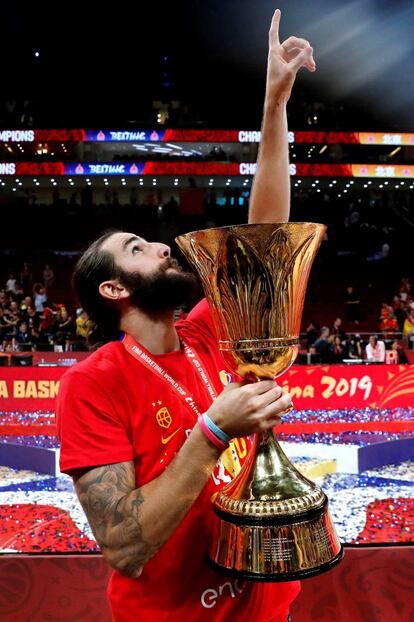 Ricky Rubio le dedica el trofeo de campeones del mundo a su madre, señalando al cielo, al término de la final del Mundial de Baloncesto de China 2019 disputada ante Argentina, el domingo.