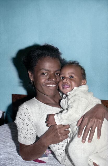 Tereza posa con uno de sus 12 hijos y una de sus mejores blusas (1987).