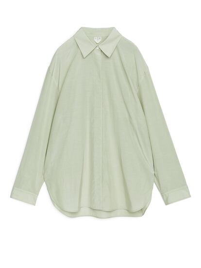 En verde menta y de silueta relajada, esta camisa de Arket convertirá en chic cualquier cosa que te pongas. Pasa de costar 59 euros a tener un precio de 30.