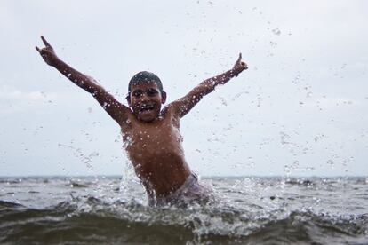 Honduras, 2011. Un niño indígena misquito se baña en la laguna de Mistruk, en la provincia de Gracias a Dios. La población en esta zona, dividida en pequeñas comunidades indígenas Misquitas, no tiene las infraestructuras que necesita. Sólo un 36% de la población tiene acceso a fuentes de agua limpia y menos de un 20% goza de servicios de saneamiento básico.