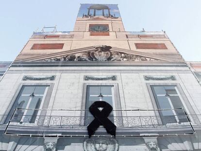 La sede del Gobierno de la Comunidad de Madrid luce un gran cresp&oacute;n negro en solidaridad con Barcelona.