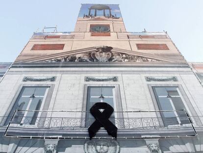 La seu del Govern de la Comunitat de Madrid amb un gran crespó negre en solidaritat amb Barcelona.