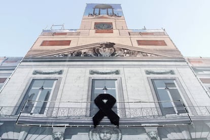 La seu del Govern de la Comunitat de Madrid amb un gran crespó negre en solidaritat amb Barcelona.