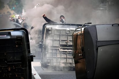 Una manifestante lanza una botella durante las protestas del sector del metal, este miércoles en Cádiz.