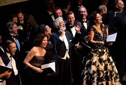 El cantante Pl&aacute;cido Domingo, al centro, durante el homenaje en Los &Aacute;ngeles para celebrar los 50 a&ntilde;os de su debut en la ciudad californiana.