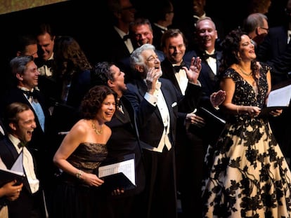 El cantante Pl&aacute;cido Domingo, al centro, durante el homenaje en Los &Aacute;ngeles para celebrar los 50 a&ntilde;os de su debut en la ciudad californiana.