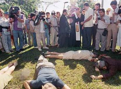 El arzobispo de San Salvador, Arturo Rivera, y un grupo de periodistas observan los cuerpos de los asesinados en 1989 en la Universidad Centroamericana.