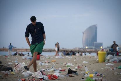 Restos de las fiestas en las playas de Barcelona.