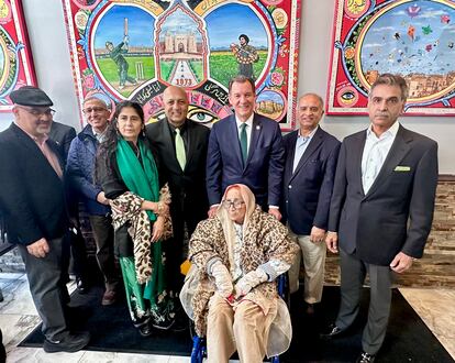 El congresista republicano Tom Suozzi dio la bienvenida a Sadar Khatoon, que se pudo reunir con su familia.