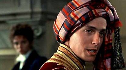 Hugh Grant en la película 'Remando al viento'.