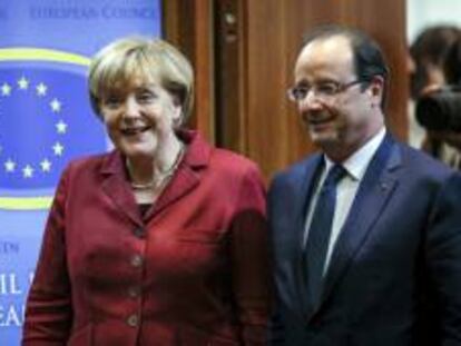 La canciller alemana Angela Merkel (i) con el presidente de Francia, François Hollande (d), durante la reunión del Consejo Europeo en Bruselas (Bélgica).
