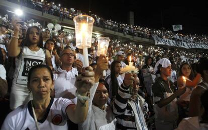 Aficionados del Atlético Nacional encienden velas durante el homenaje al equipo brasileño Chapecoense en Medellín (Colombia).