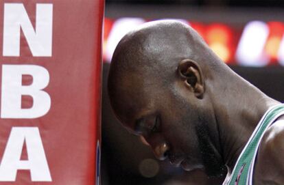 Kevin Garnett, de los Boston Celtics, se lamenta tras fallar un tiro
