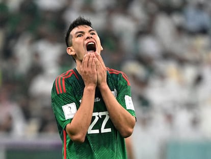 Hirving Lozano se lamenta tras una falla en el partido contra Arabia Saudí.