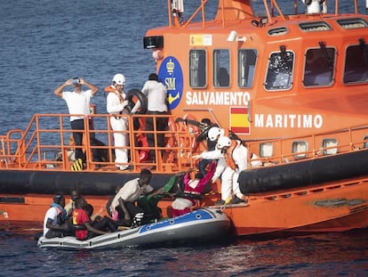 Trabajadores de Salvamento Marítimo ayudan a embarcar a un grupo de migrantes subsaharianos que cruzaban en un bote de plástico el estrecho de Gibraltar.