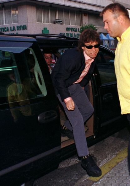 Bajando del coche a su llegada a un restaurante compostelano, la noche anterior a su único concierto de 1999 en España, en Santiago de Compostela, con motivo del Xacobeo 99.