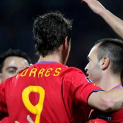 La selección española de fútbol celebra un gol de Fernando Torres contra Liechtenstein en un partido clasificatorio para la Eurocopa 2012.