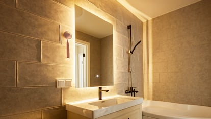 Artículo de EL PAÍS Escaparate que describe las ventajas de usar un espejo con calefacción por infrarrojos