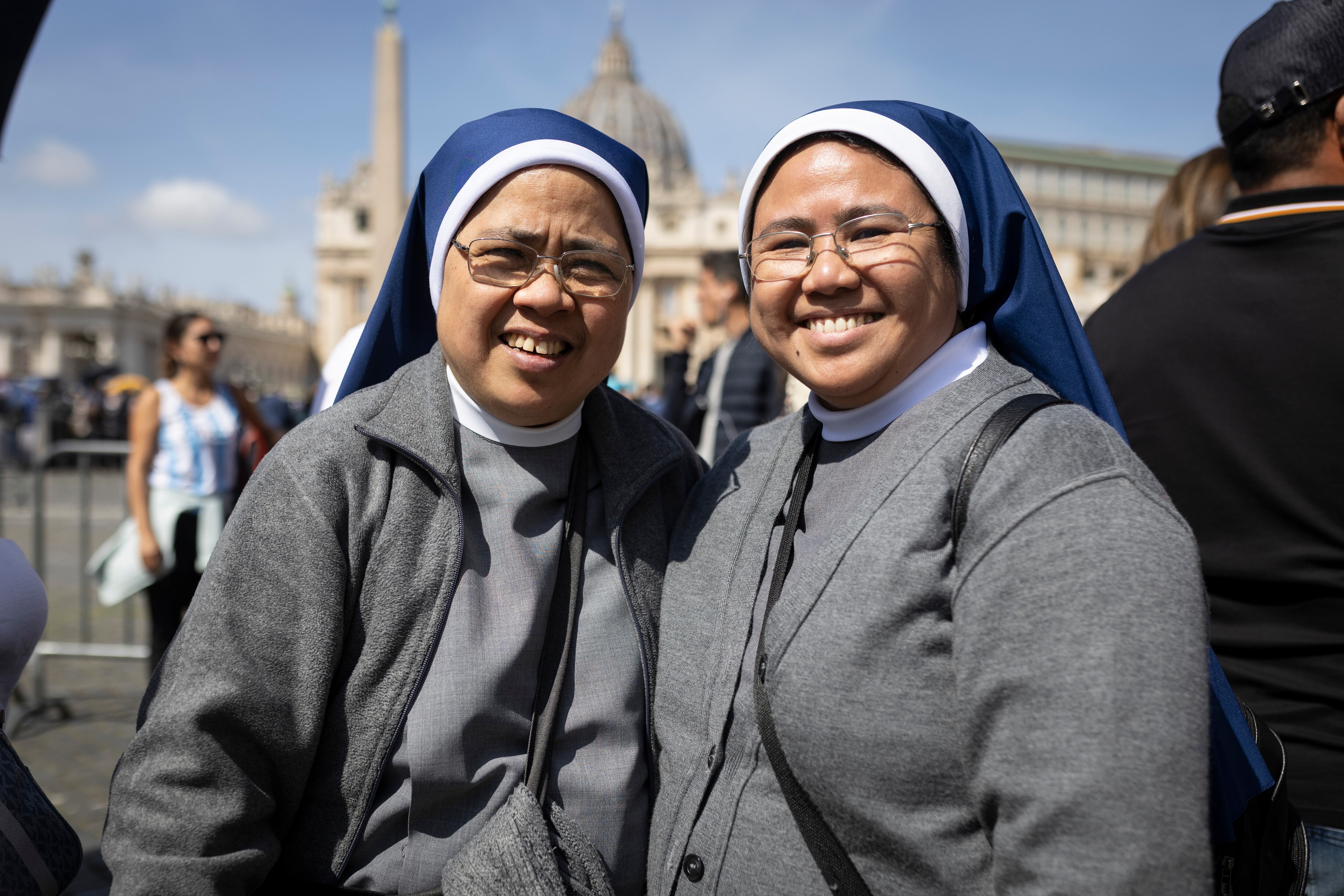 Los fieles despiden al papa Francisco en Roma: “Estuvo siempre del lado de los pobres, de los inmigrantes. Por eso hemos venido”