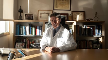 El psiquiatra Néstor Szerman en su consulta de Madrid.