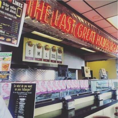 El luminoso que decora la barra de Fatburger anuncia que se trata del “último gran puesto de hamburguesas”.