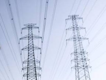 Imagen de unos postes eléctricos. EFE/Archivo