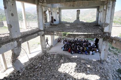 Alumnos yemeníes asisten a clase en las ruinas de una escuela de Taiz, destruida hace dos años por un bombardeo.