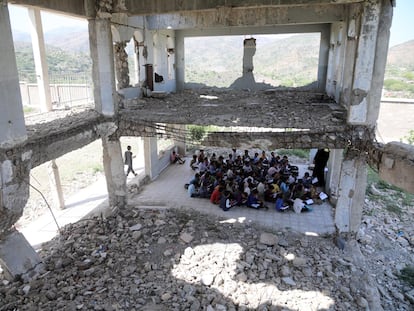 Alumnos yemeníes asisten a clase en las ruinas de una escuela de Taiz, destruida hace dos años por un bombardeo.