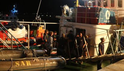 La embarcaci&oacute;n Iuventa, de la ONG Jugend Rettet, atracada en el puerto de Lampedusa, este mi&eacute;rcoles