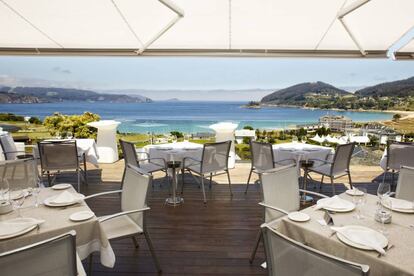 Terraza del restaurante Nito, frente a la ría de Viveiro, en la Mariña Lucense.