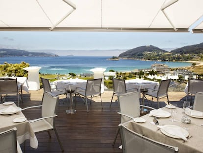 Terraza del restaurante Nito, frente a la ría de Viveiro, en la Mariña Lucense.