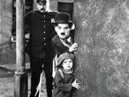Jackie Coogan y Charles Chaplin, en 'El chico'.