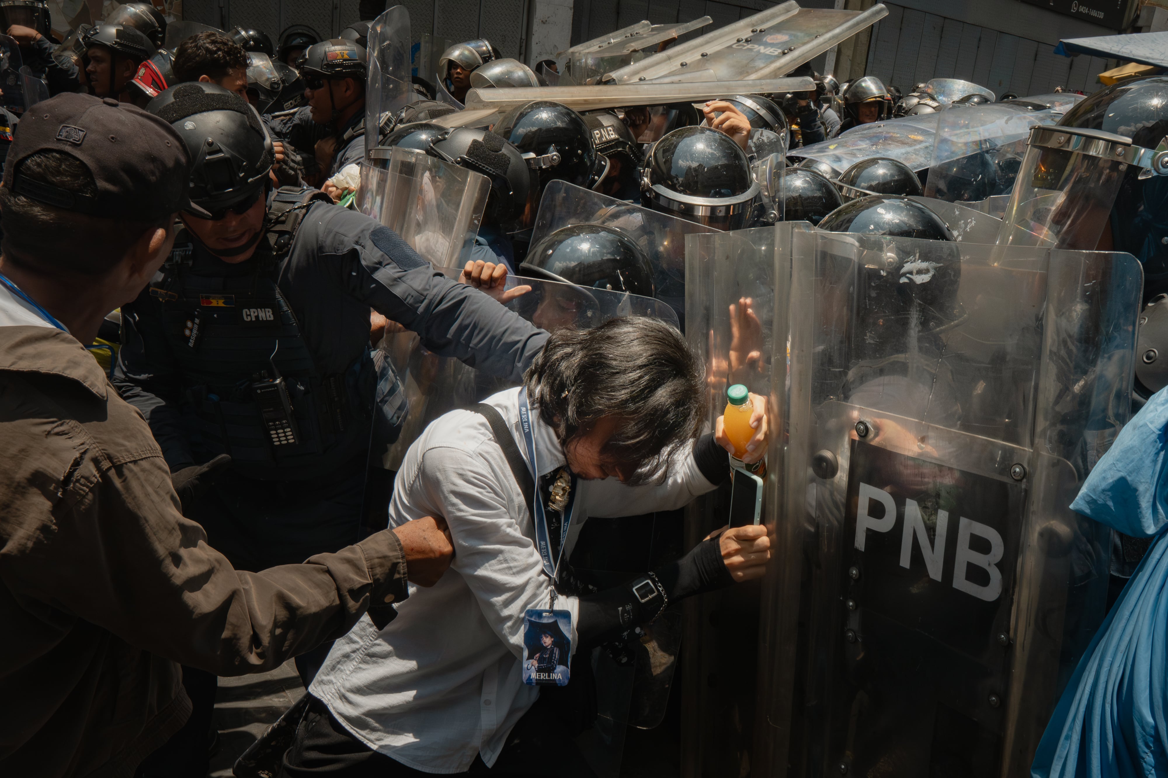 Trabajadores y jubilados chocan con la Policía Nacional Bolivariana en el centro de Caracas.