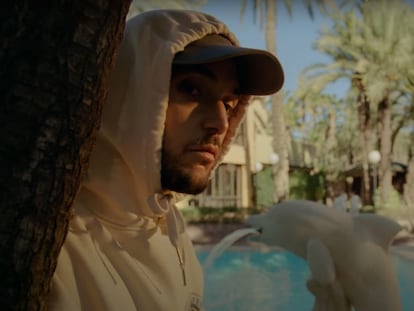 C. Tangana, en una secuencia de su nuevo videoclip, 'La culpa', en el que canta con Omar Montes, Canelita y Daviles de Novelda.