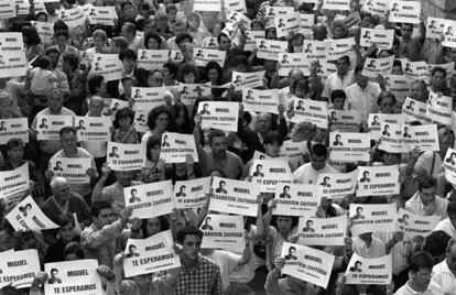 Miles de vecinos piden la liberación de Miguel Ángel Blanco en las calles de Ermua (Bizkaia), el 11 de julio de 1997.