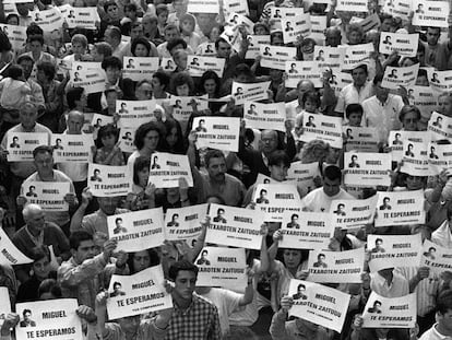 Miles de vecinos piden la liberación de Miguel Ángel Blanco en las calles de Ermua (Bizkaia), el 11 de julio de 1997.