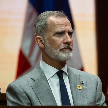 AME923. SANTO DOMINGO (REPÚBLICA DOMINICANA), 16/08/2024.- El rey Felipe VI asiste a la investidura de Luis Abinader como presidente de República Dominicana este viernes, en el Teatro Nacional en Santo Domingo (República Dominicana). Abinader asumió un segundo y último mandato de cuatro años en presencia de más de una decena de jefes de Estado y de Gobierno, entre ellos el rey de España, tras haber ganado ampliamente la reelección en los comicios del 19 de mayo pasado. EFE/ Orlando Barría
