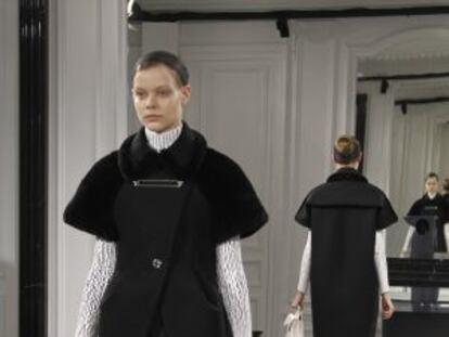 Modelo de Alexander Wang para Balenciaga, presentado ayer en París.