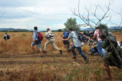 Los inmigrantes huyen a la carrera de la policía macedonia cerca de la ciudad fronteriza con Grecia de Idomeni. Los agentes lanzaban granadas de aturdimiento en un fallido intento por detenerles. Según ACNUR, en lo que va de año se han contabilizado 7.000 niños viajando solos.