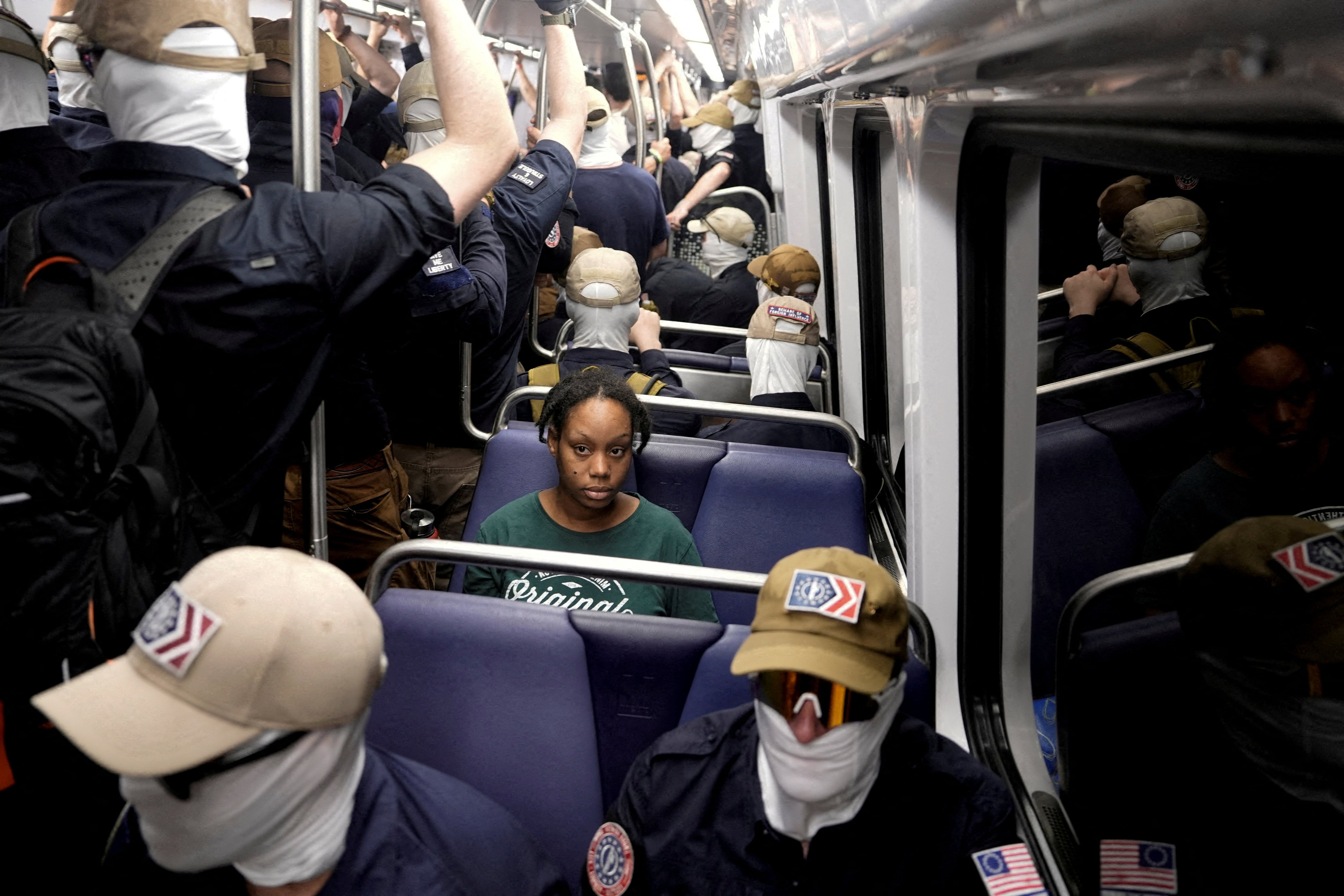 Quiénes son los supremacistas blancos enmascarados que desfilaron el 4 de julio por Washington