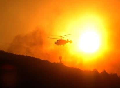 Un helicóptero trabaja en la extinción del fuego en Aliaga (Teruel)