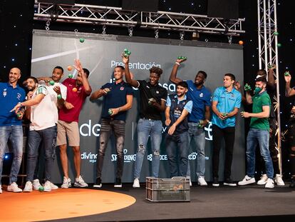 Los representantes de 16 de los 18 clubes de la ACB durante el acto de presentación de la temporada 2021-2022. acbphoto