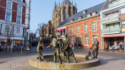 La Kreislauf des geldes o fuente de circulación del dinero, de Karl-Henning Seemann, en una plaza de Aquisgrán (Alemania).