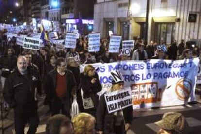 Participantes de la plataforma 'Eurovegas No' durante la manifestación celebrada hoy entre Atocha y Sol en la capital madrileña por el proyecto de construcción de este complejo de ocio y casinos en Madrid.