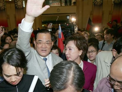 Lien Chan, líder del opositor Kuomintang, saluda a sus seguidores tras conocerse la victoria nacionalista.