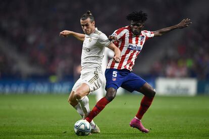 Gareth Bale (derecha) y Thomas Patey (izquierda) disputan la pelota durante el partido.